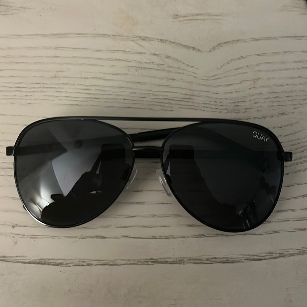 Quay Vivienne Mini Black Aviators